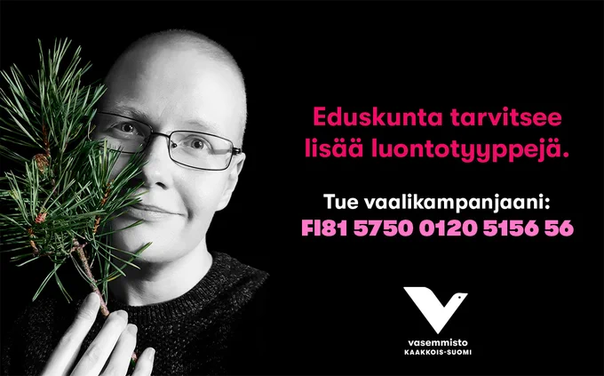 Mustavalkoinen valokuva Helistä väritetyn männynoksan kanssa. Silmälasipäinen, siilitukkainen Heli hymyilee ja katsoo suoraan kameraan. Teksti: "Eduskunta tarvitsee lisää luontotyyppejä.

Tue vaalikampanjaani:
FI81 5750 0120 5156 56"

Kaakkois-Suomen Vasemmiston logo.