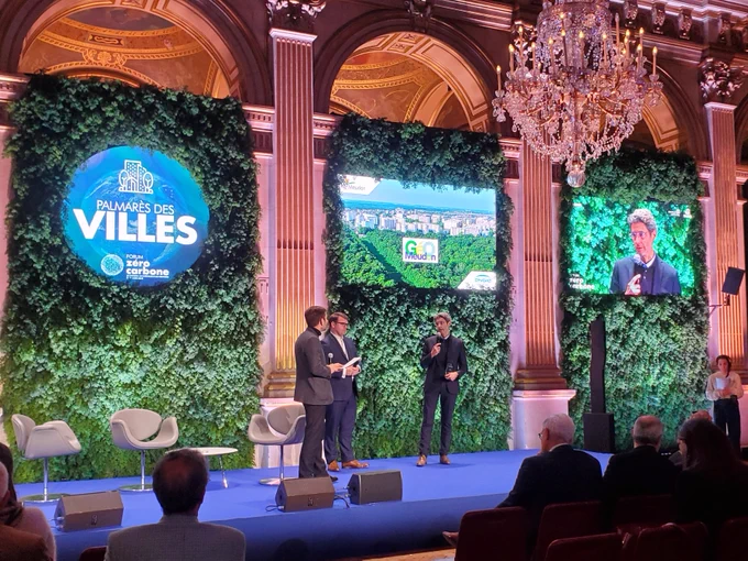 La Ville de Meudon remporte le prix du « Grand Paris »  pour son programme ambitieux de géothermie. Une belle récompense remise à Denis Larghero par France urbaine en présence de La Tribune.