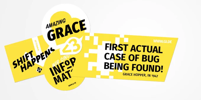 Abbildung verschiedener Sticker mit Aufschriten "Amazing Grace", "First actual case of bug being found", "shift happens" und "!nformatik"