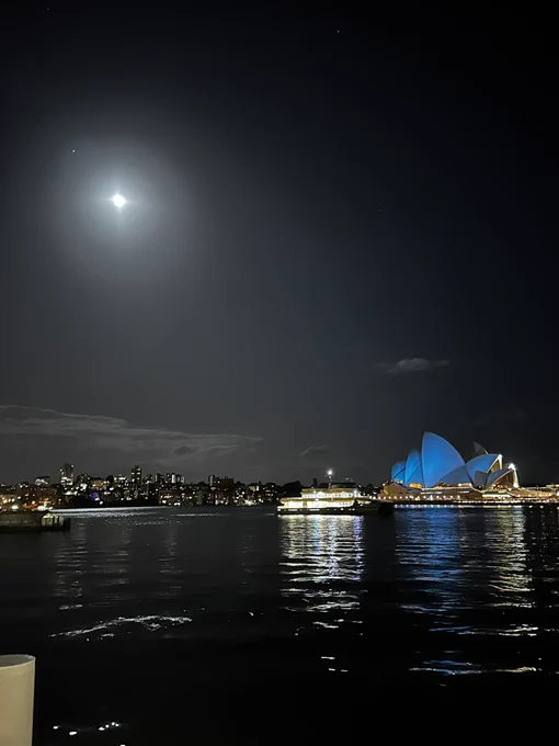 The magical sight of a full moon 🌕 over the Sydney Opera House