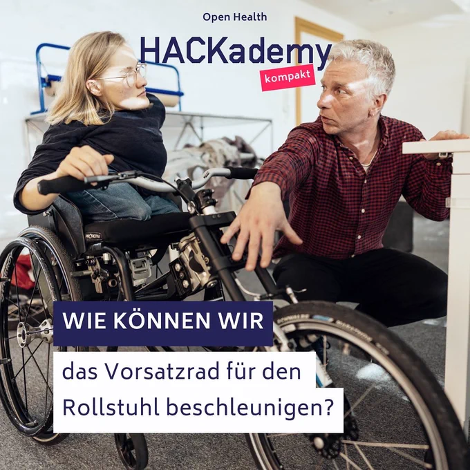 Eine Person in einem Rollstuhl mit Vorsatzrad. Eine zweite Person kniet daneben. Text auf Bild: Wie können wir ein Vorsatzrad beschleunigen.