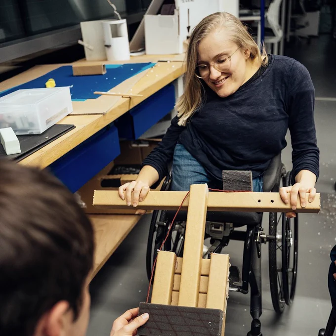 Eine Gruppe von Personen steht um einen Tisch auf dem Tisch ist ein Vorsatz und Werkzeug.