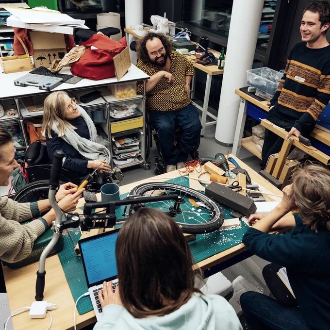 Eine Gruppe von Personen steht um einen Tisch auf dem Tisch ist ein Vorsatz und Werkzeug.