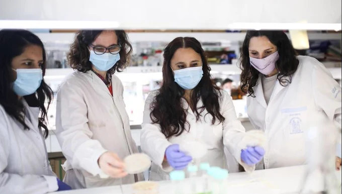 Imagen de cuatro científicas de distintas edades en un laboratorio 
