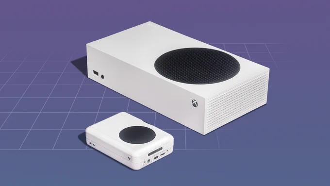 Ein Kassettenspieler im Xbox Series S Design liegt direkt neben einer echten Xbox Series S. 
