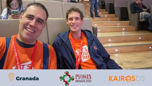 Fotografía de nuestros compañeros Manu Fosela y Guillermo Alegría en #PyConES22.