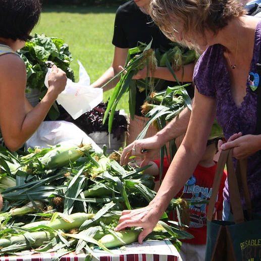 Buyers of sweet corn at the Coventry (Conn.) Farmers Market by Flickr user washingtonydc, 2010; used under CC BY-NC-SA 2.0 license.