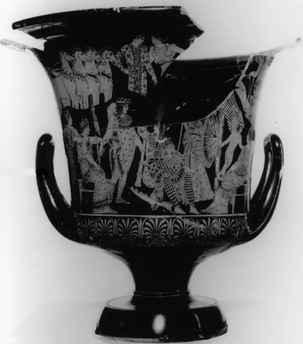 Black and white photo of the whole urn