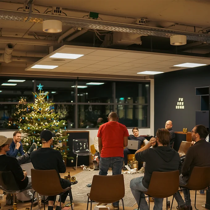 Het jaar heeft weer een hoop mooie dingen gebracht. We zitten dit jaar dan ook om de boom met een grotere groep dan verwacht. Het is de tijd om cadeautjes uit te pakken, te ruilen en te stelen want we gaan weer het jaarlijkse dobbelspel spelen! Wederom een avond vol borrels, gezelligheid en dikke pret en natuurlijk een pauze voor een lopend buffet. 