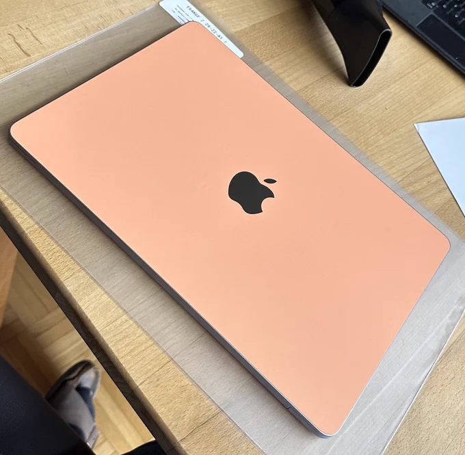 MavBook Air mit Displaydeckel-Folie