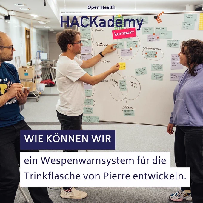 Drei Personen vor einem Whiteboard mit vilen Zettel darauf. Text auf Bild: Wie können wir ein Wespenwarnsystem für die Trinkflasche von Pierre entwickeln.