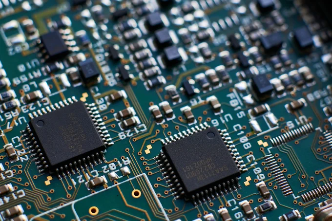Scalable and Fully Coupled Quantum-inspired Processor Solves Optimization Problems