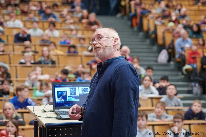 Dozent bei der Kinderuni Vorlesung im Hörsaal
