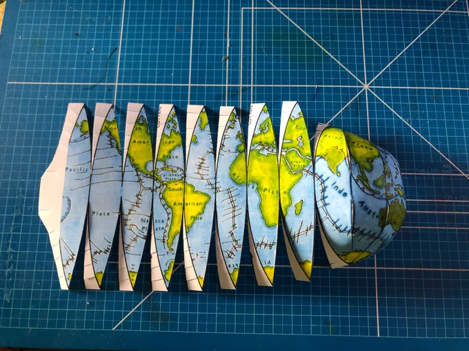 Cartographie : Globe à la main par @luca_northsouth
#30DayMapChallenge