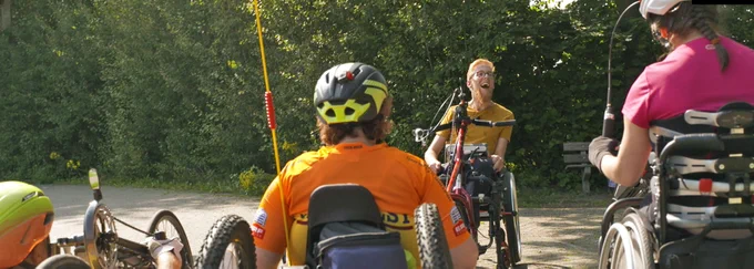 mensen op handbikes