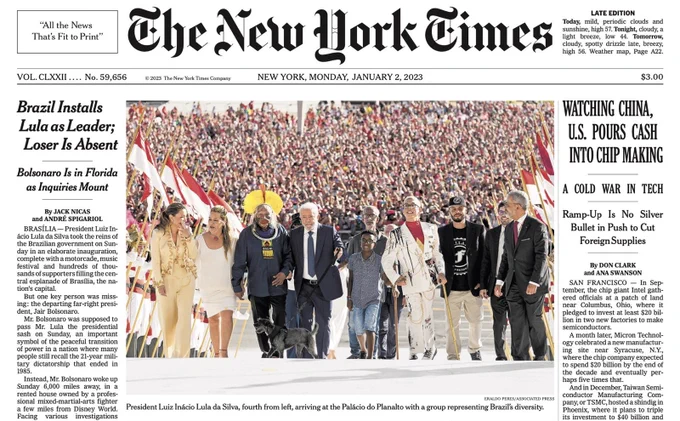 Imagem mostra capa do jornal The New York Times com foto de Lula subindo a rampa da esplanada ao lado de grupo escolhido para a entrega da faixa