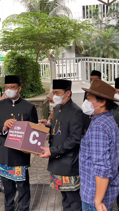 Pembuat petisi JJ Rizal menyerahkan dukungan 5.700  orang kepada Gubernur DKI Jakarta Anies Baswedan.