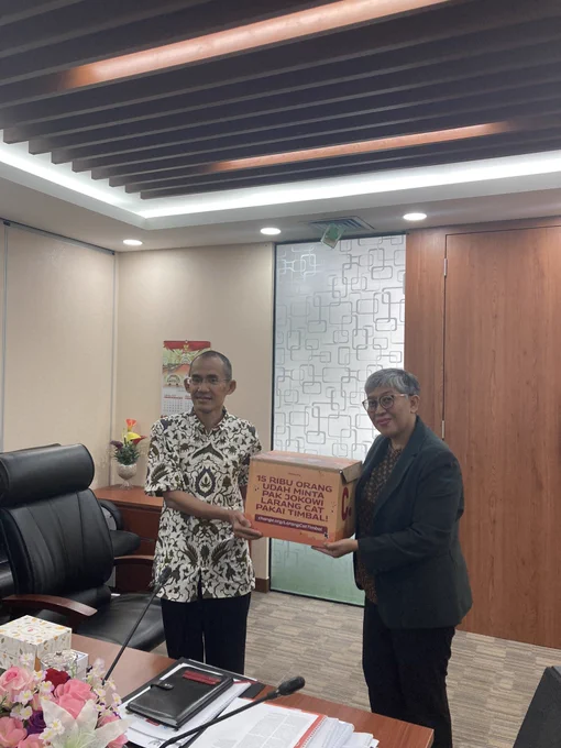 Pembuat petisi, Yuyun Drwiega, menyerahkan dukungan 15ribu orang kepada perwakilan dari Kementerian Sekretariat Negara.