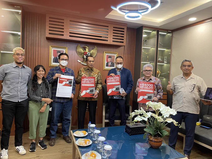 Tim Change.org mewakilkan pembuat petisi Evan Yonathan untuk menyerahkan dukungan 54 ribu orang lewat petisi kepada Komisi I DPR RI.