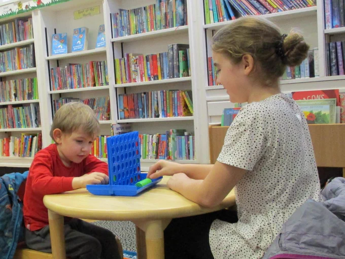 children play connect 4