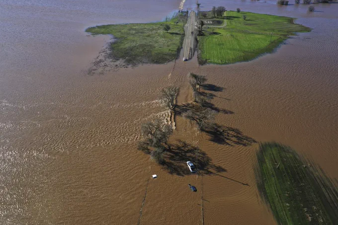 Three vehicles are submerged on Dillard Road west of Highway 99 in south Sacramento County in Wilton, Calif., Sunday, Jan. 1, 2023 [Source : Hector Amezcua]