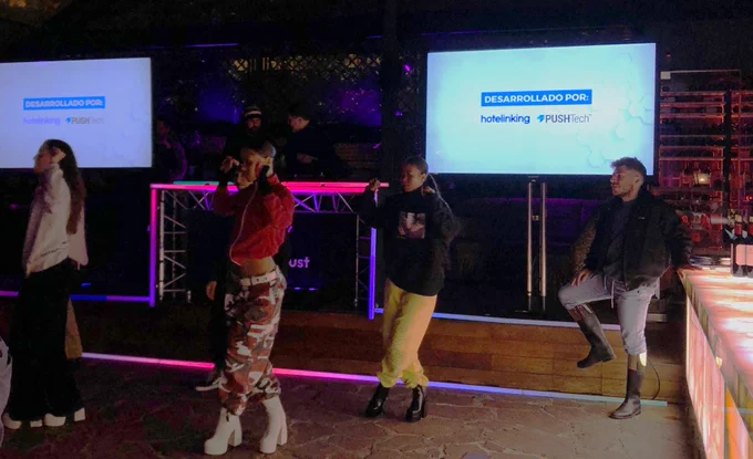 Vídeo proyectando la marca Digitalization & Hotel CRM by Hotelinking and PUSHTech.
