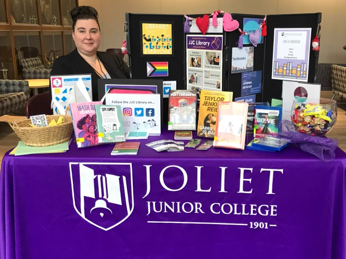Photo of JJC Library Welcome Week table. 