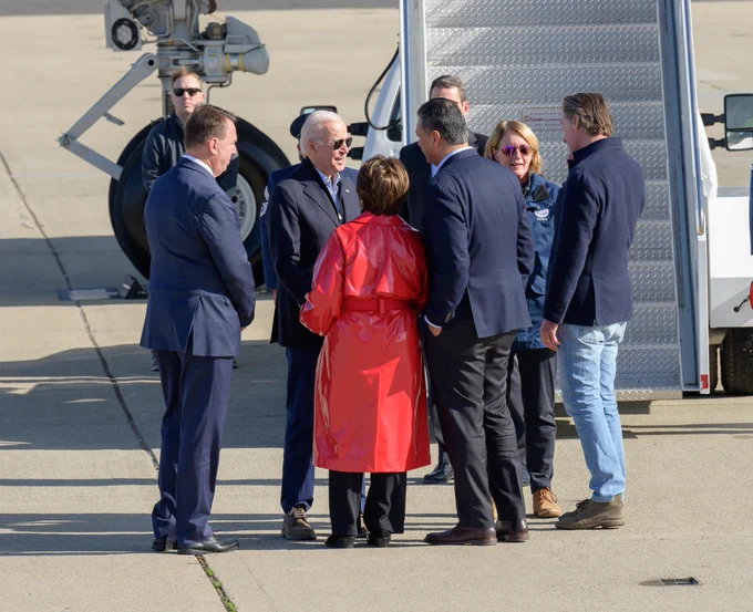 David Korsmeyer, associate center director for research and technology at NASA’s Ames Research Center in California’s Silicon Valley, left, President Joe Biden, U.S. Congresswoman Anna G. Eshoo, and U.S. Senator Alex Padilla gather in front of Air Force One at Moffett Federal Airfield, located near Ames, Thursday, Jan. 19, 2023. Credit: NASA/Dominic Hart