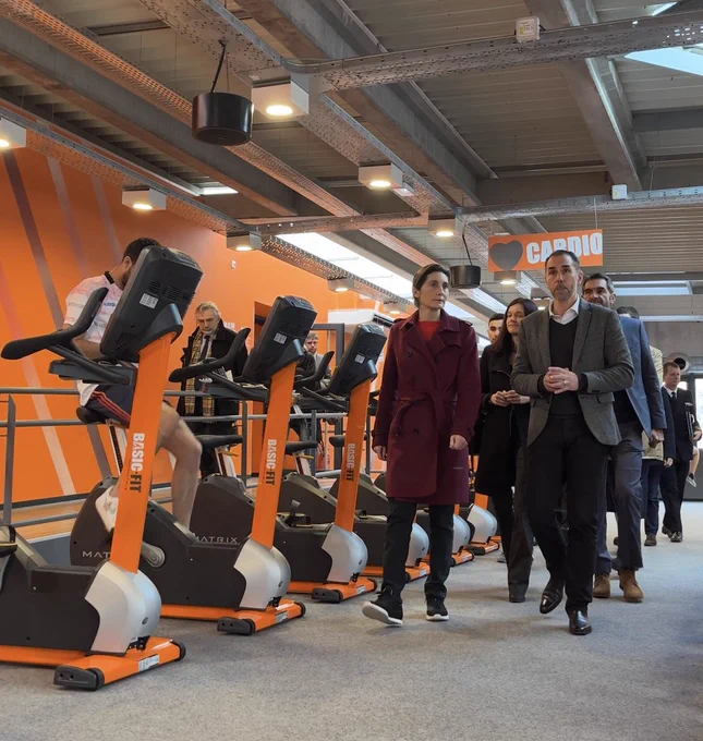 Amélie Oudéa-Castéra dans une salle de fitness à Toulouse