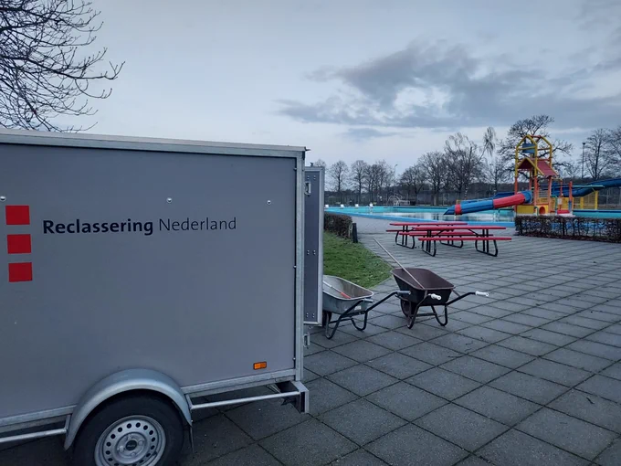 Tijdens de afgelopen Kerstvakantie is er door de werkmeesters en werkgestrafte van Reclassering Nederland gewoon doorgewerkt met het afwerken van de uren van de werkstraffen. Omdat de Voedseltuin in Boxtel t/m maandag 9 januari 2023 gesloten was hadden we een andere buiten locatie in de regio tot onze beschikking. Hier is door iedereen die er deze periode was ontzettend goed gewerkt met een mooi resultaat...