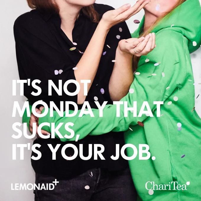 Zwei fröhliche Mitarbeitende werfen mit Konfetti. Sie feiern einen weiteren glücklichen Montag im Büro. Auf der Grafik liegt eine Headline mit dem Titel "It's not monday that sucks, it's your job."