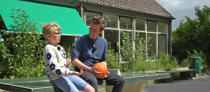 daniël en daan praten over stoepranden