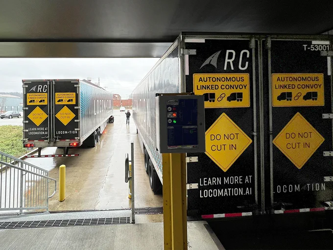 External signage that indicates that the trucks are in an autonomous linked convoy and that vehicles should not cut in between trucks.