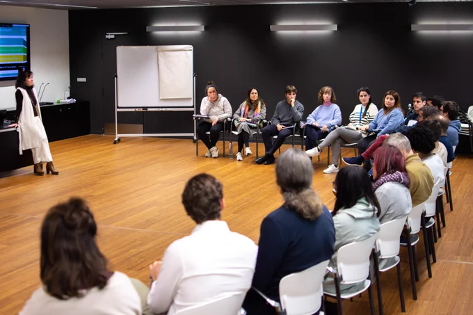 Nuria Gisbert, Director General, and researchers from CIC energiGUNE attend the first mentoring meeting in the seminar room. The aim of this initiative is to support PhD researchers in this important phase that will constitute an important milestone within their careers in science.