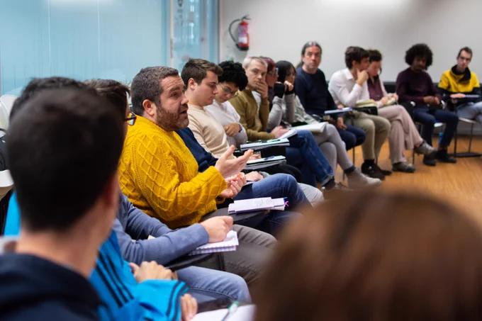 Nuria Gisbert, Director General, and researchers from CIC energiGUNE attend the first mentoring meeting in the seminar room. The aim of this initiative is to support PhD researchers in this important phase that will constitute an important milestone within their careers in science.