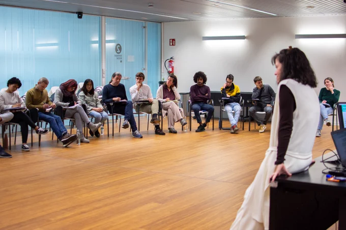 Nuria Gisbert, Director General, and researchers from CIC energiGUNE attend the first mentoring meeting in the seminar room. The aim of this initiative is to support PhD researchers in this important phase that will constitute an important milestone within their careers in science.