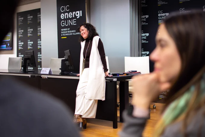 Nuria Gisbert, Director General, and researchers from CIC energiGUNE attend the first mentoring meeting in the seminar room. The aim of this initiative is to support PhD researchers in this important phase that will constitute an important milestone within their careers in science.