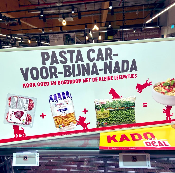 Een reclamebord met een woordspeling op namelijk PASTA CAR-VOOR-BIJNA-NADA