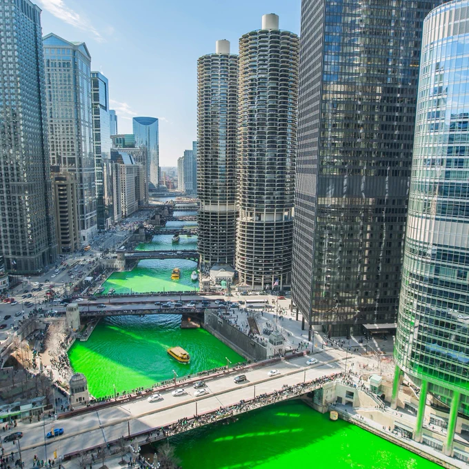 1. Foto del río Chicago tintado de verde para celebrar el día de San Patricio. Natasha Jelezkina CC BY-SA
2. Grúas excavando el Canal Sanitario de Chicago en 1896. DP
3. Un depósito de toma de agua en el Lago Míchigan, junto a Chicago. David B. Gleason CC BY-SA