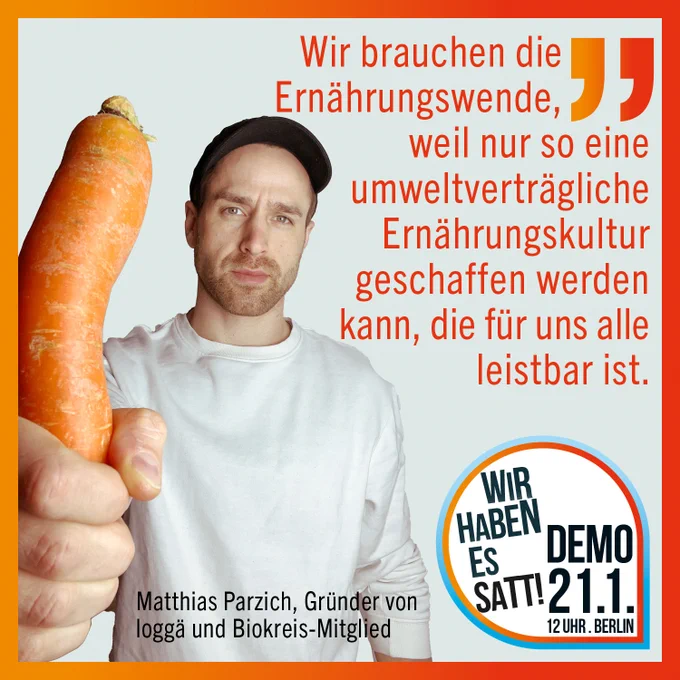 Matthias Parzich hält eine Möhre in die Kamera. Zitat: Wir brauchen die Ernährungswende, weil nur so eine umweltverträglcihe Ernährungskultur geschaffen werden kann, die für uns alle leistbar ist.