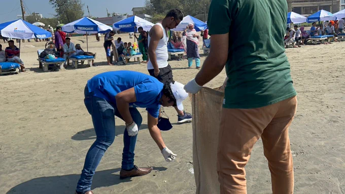 Aktar Uddin (left-first row in action), UNV Bangladesh Country Coordinator engages in beach cleaning activity