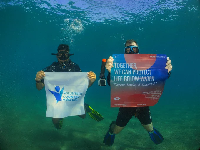 Mr. Riccardo Mesiano, Head of UN Resident Coordinator's Office in Timor Leste (right) and Matteo Barduagni, International UN Volunteer Specialist serving with UNDP Timor Leste embark on the underwater dive at Dili Rock Dive Site as part of IVD and country awards celebration