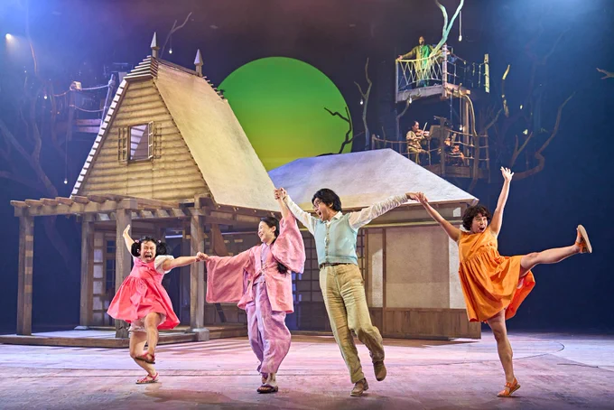 Mei (Mei Mac), Yasuko (Haruka Abe), Tatsuo (Dai Tabuchi) and Satsuki (Ami Okumura Jones) holding hands and jumping for joy in My Neighbour Totoro.