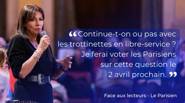 Anne Hidalgo est en train de parler dans un micro. À droite est écrit le message : continue-t-on ok pas avec les trottinettes en libre-service ? Je ferai voter les Parisiens sur cette question le 2 avril prochain.
Crédit photo : Guillaume Bontemps 