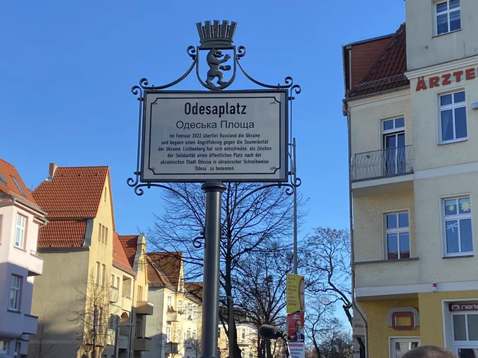 Straßenschild vom Odesaplatz in Karlshorst. Lichtenberg hat sich entschieden, als Zeichen der Solidarität den Platz in ukrainischer Schreibweise mit einem „s“ zu benennen.