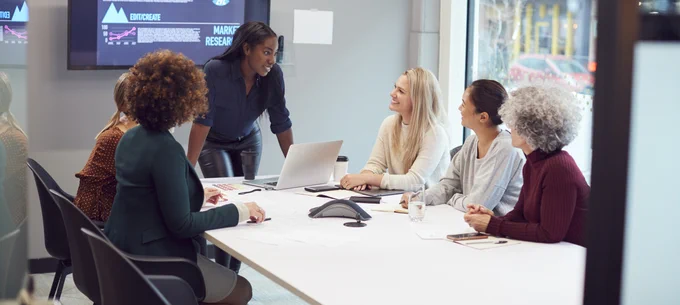 Marque employeur : comment les entreprises peuvent rester attractives dans leur recrutement ? Image d'illustration d'une réunion d'équipe en physique