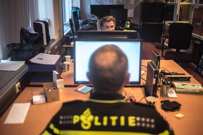 Afgelopen weekend kreeg de politie in Culemborg een telefoontje van een minderjarig kind met een verontrustend verhaal. De jongen vertelde dat hij slachtoffer was van huiselijk geweld. De politie nam het verhaal uiterst serieus op en ging vervolgens op de de melding af...