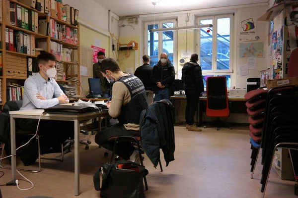 Polizei und Staatsanwaltschaft in den Räumen von Radio Dreyeckland