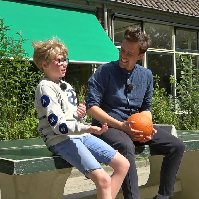 daniël geeft daan tips over stoepranden