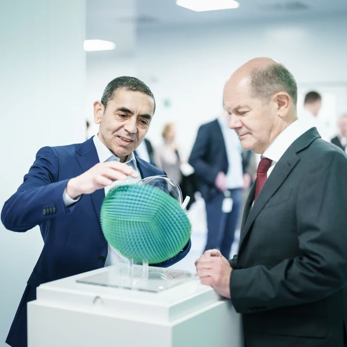 Ugur Sahin, der Mitgründer von Biontech, zeigt Bundeskanzler Scholz ein grünes Modell für die Plasmidherstellung in Marburg.
